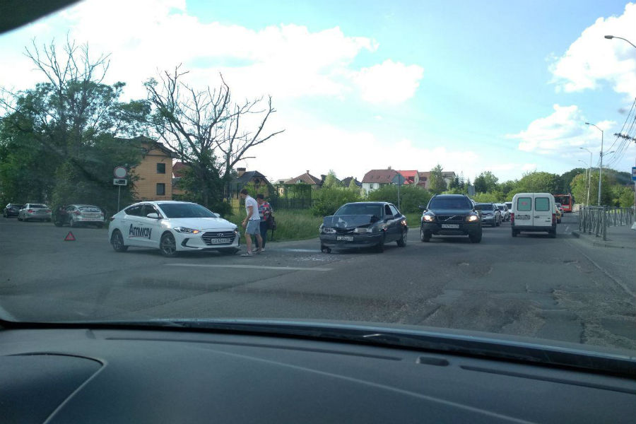 Ул. Горького встала в пробке из-за ДТП (фото)