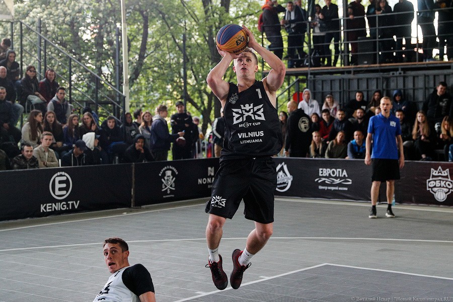 Слэмданк под мостом: в Калининграде прошел статусный турнир по стритболу (фото)