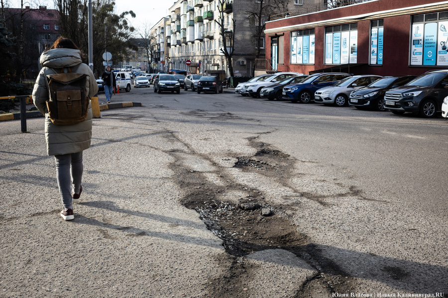 И пришло разрушение: как выглядят дороги Калининграда после схода снега (фото)
