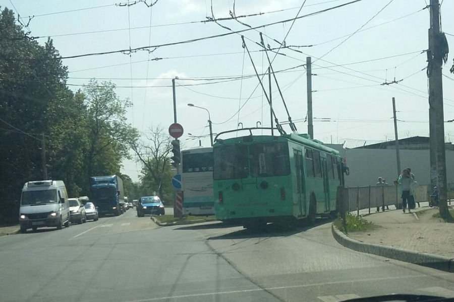 Автобус и троллейбус блокировали поворот с Советского проспекта на Красную (фото)