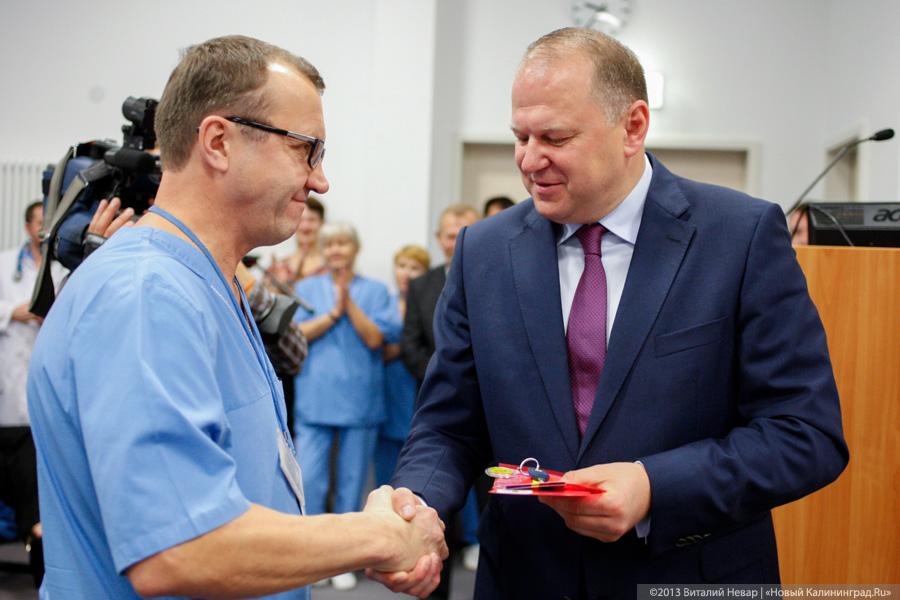 Больше не бездомные: первым медикам кардиоцентра вручили ключи от квартир