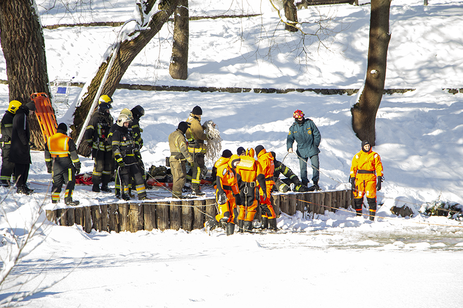 Счёт на секунды: как в МЧС отрабатывают навыки спасения на воде в зимний период (фото) (видео)