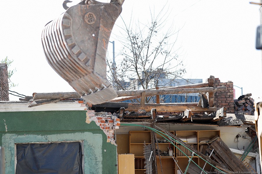 В Калининграде снесли часть бывшего медучилища на ул. Боткина (фото)