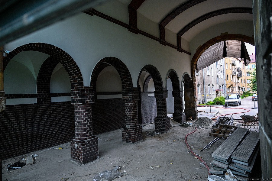 Стекло и треугольники: как выглядит фасад реставрируемой «Кройц-аптеки»