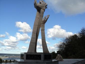 В Янтарном останется 2 памятника жертвам Холокоста