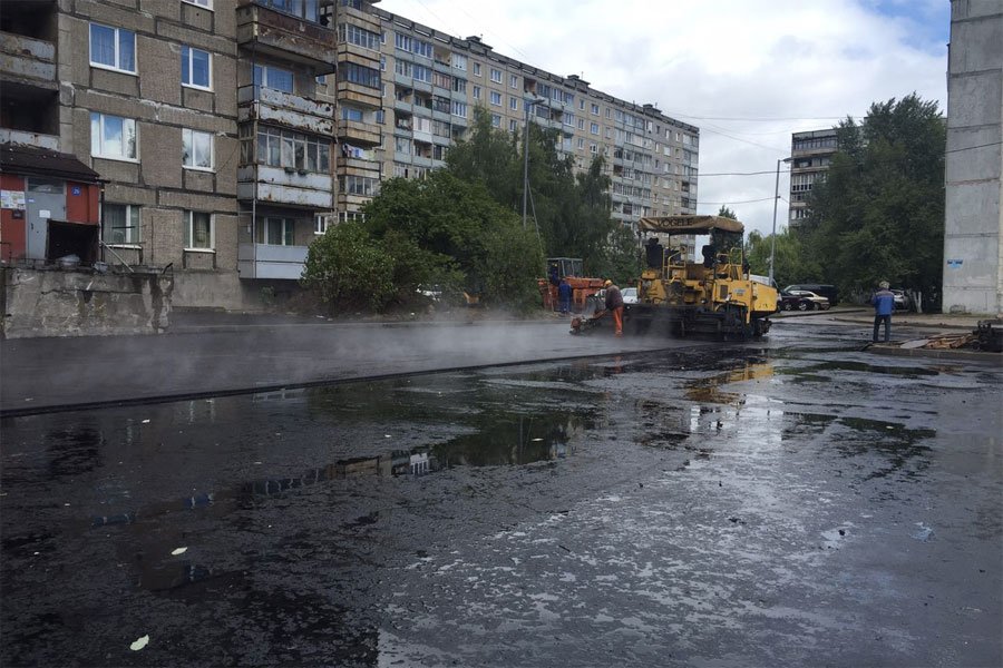 В Калининграде на острове, готовящемся к ЧМ-2018, асфальт укладывают в разгар ливня (фото)