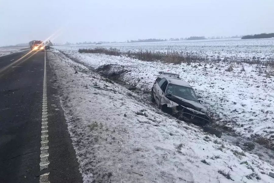 Под Славском «Ауди» перевернулась при попытке уйти от столкновения (фото)