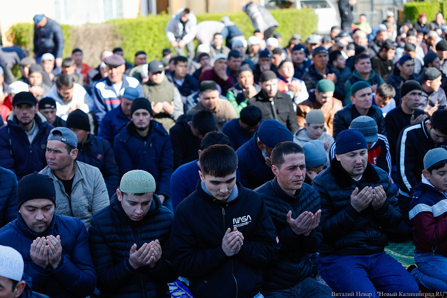 Сотни мусульман совершили под Калининградом молитву в честь Ураза-Байрам (фото)
