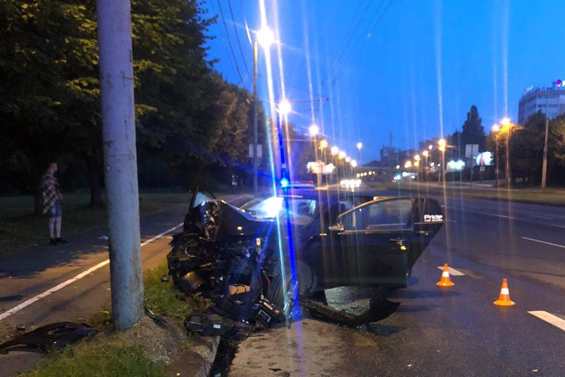 На Московском проспекте «Фольксваген» врезался в фонарный столб, пострадала пассажирка (фото)