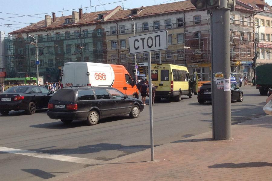 В центре Калининграда столкнулись маршрутка и авто службы доставки (фото)