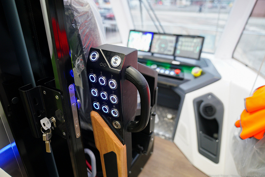 Летучий голландец: в Калининград привезли новый трамвай (фото)