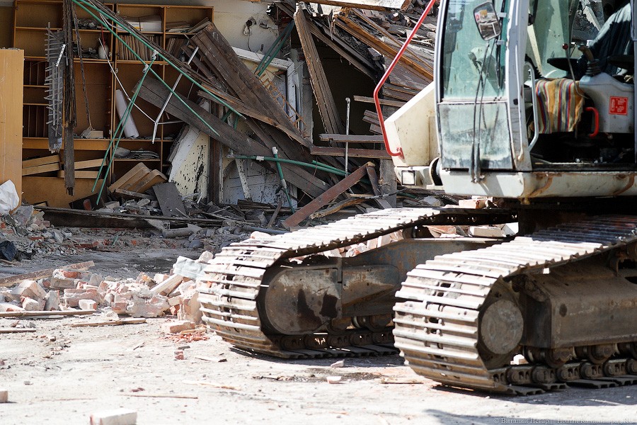 В Калининграде снесли часть бывшего медучилища на ул. Боткина (фото)