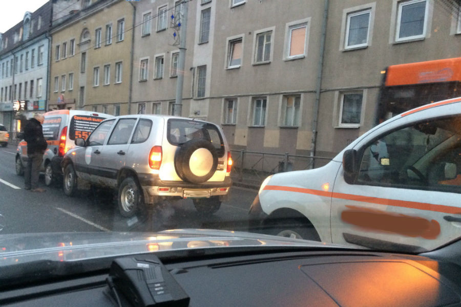 На Советском проспекте внедорожник врезался в авто аварийного комиссара (фото)