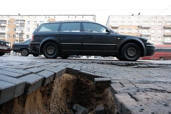 Провал на Ленпроспекте: яму засыпали песком, предупреждающие знаки убрали