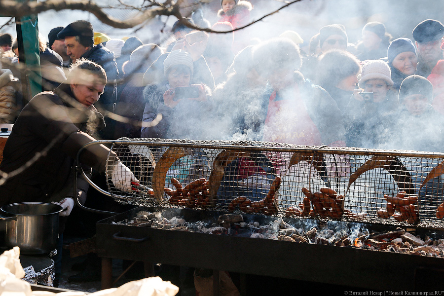 Дым, шум, колбаса: в Калининграде прошел День длинной колбасы