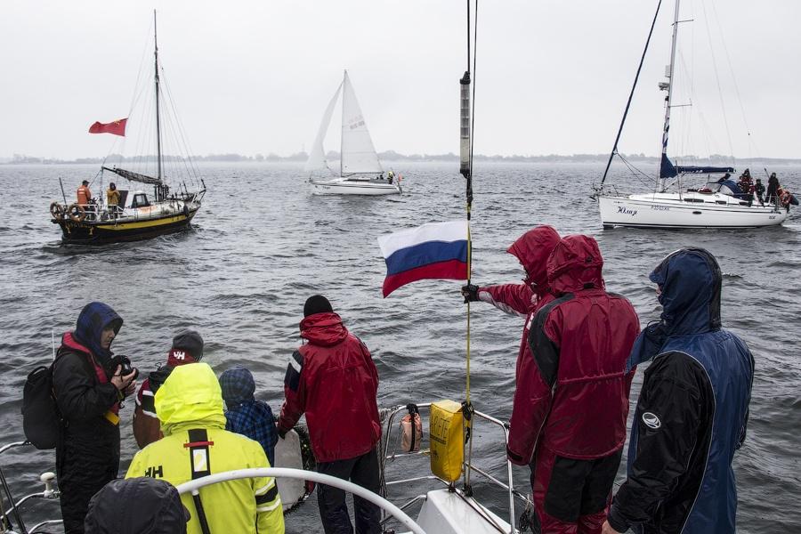 Венки на воде: калининградские яхтсмены почтили память погибших моряков