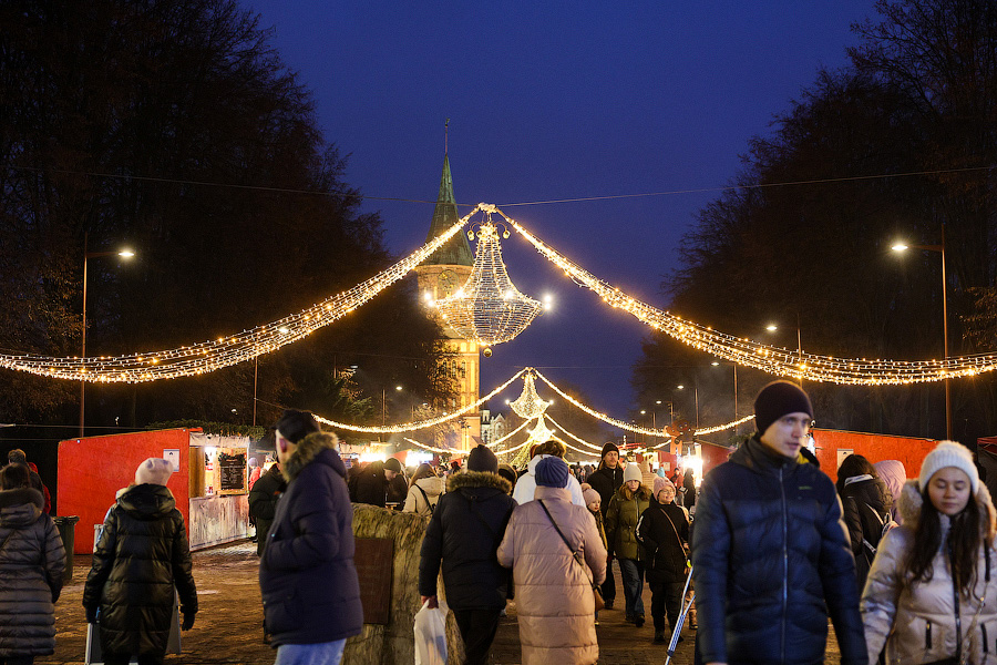 Гастрономическая шаурма и другие: на острове Канта открылась новогодняя ярмарка (фото)