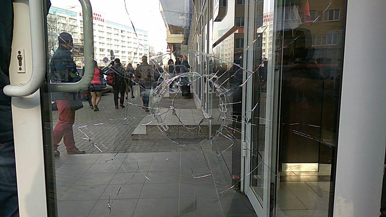 Во время учений в «Плазе» разбили дверь (фото)