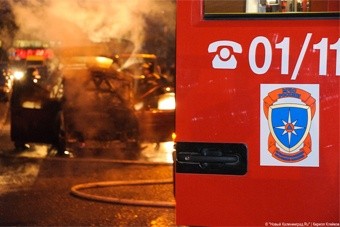 В Ладушкине огонь повредил автомобиль, в Калининграде — авторазборку