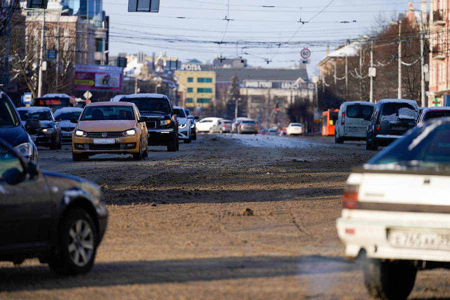 «Насладиться» зимой: во что превратились дороги в Калининграде после снегопада (фото)