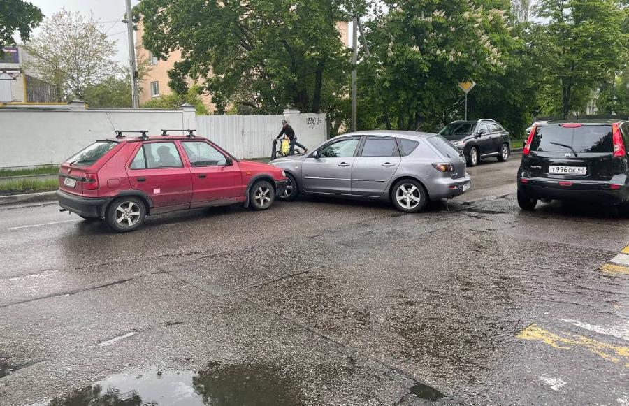 ДТП с двумя машинами заблокировало часть перекрестка на Нарвской-Сибирякова (фото)