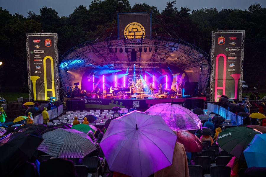 Дождь, зонты и музыка: как прошёл завершающий день «Калининград Сити Джаза»