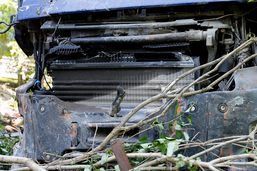 Опрокинулся и снес полдома: под Калининградом в ДТП погибла пенсионерка