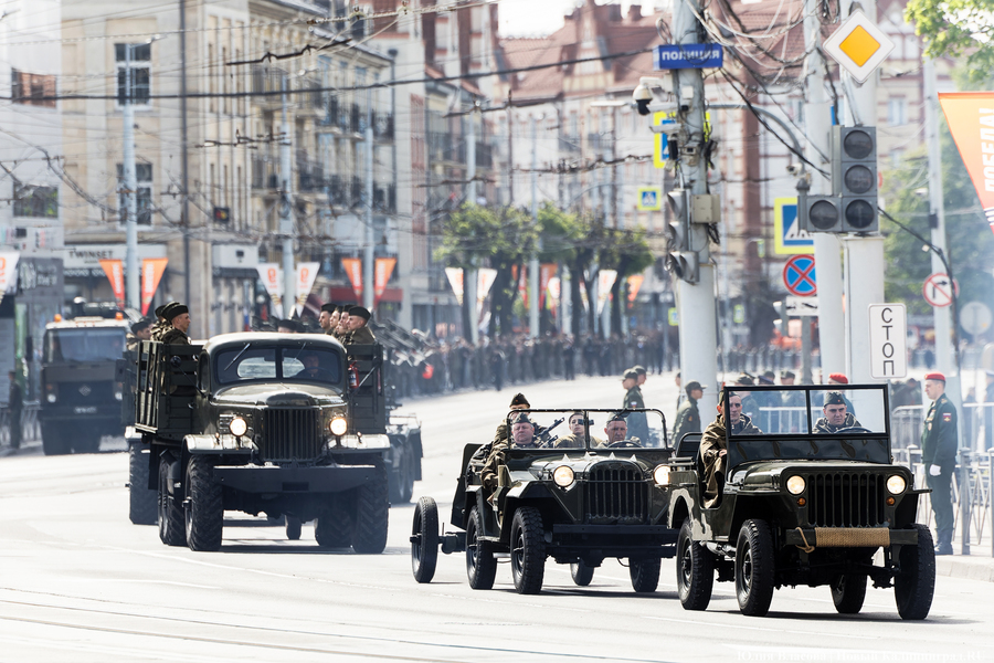 Под Знаменем Победы: в центре Калининграда прошел военный парад (фото)