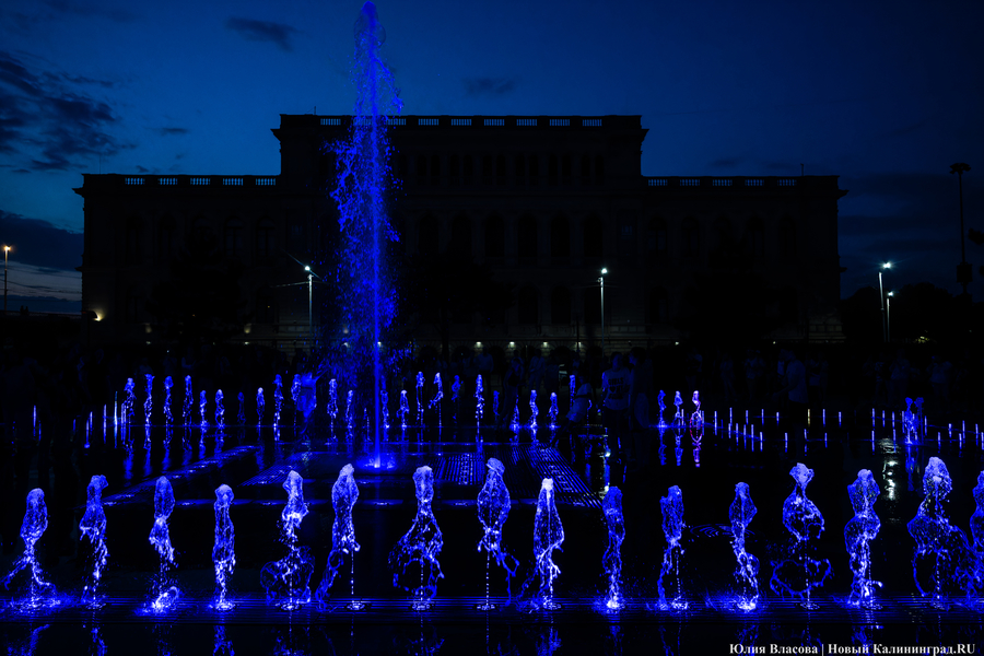 Огни, вода и гимн России: как работает «поющий» фонтан у Кёнигсбергской биржи (фото)