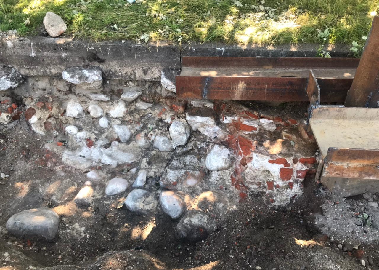 Подрядчик пешеходного моста на о. Канта: сроки строительства сдвигаются из-за обнаруженных руин