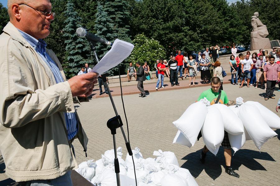 Между ямой и Китаем: как «янтарщики» на площади Василевского митинговали