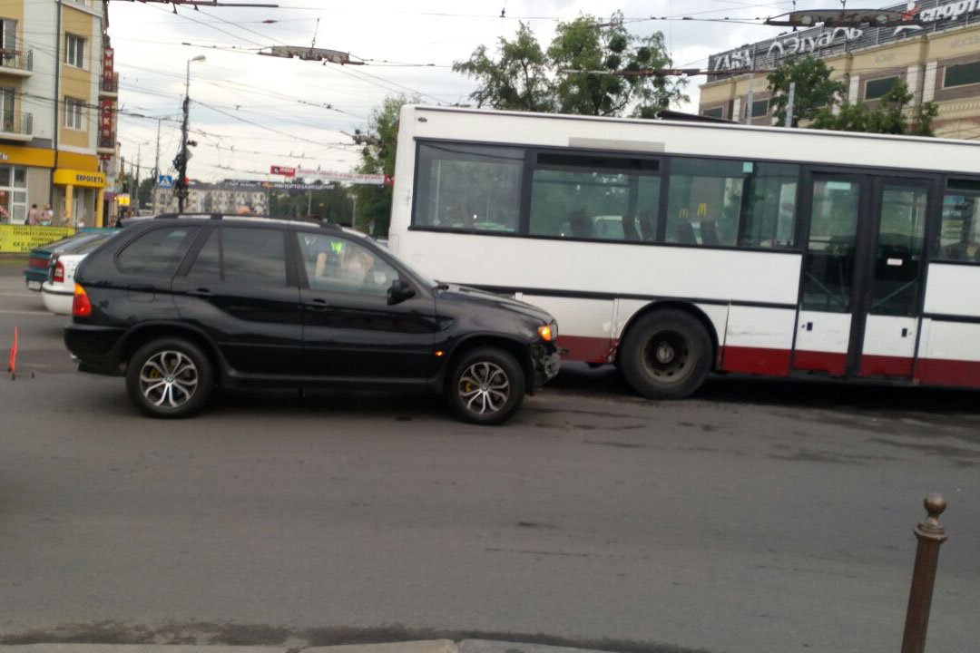Авария в центре Калининграда заблокировала движение трамваев (фото)