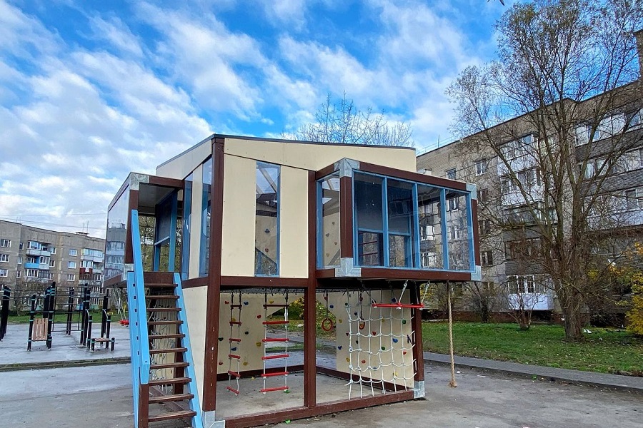 Прокуратура отсудила компенсацию за травмы 6-летней калининградки на детской площадке