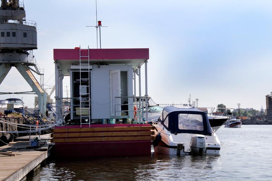 В Калининграде появилась первая плавучая заправочная станция для судов