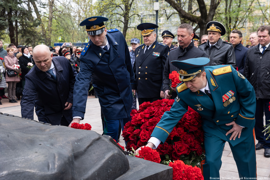 У здания областного правительства открыли памятник ФСБ (фото)