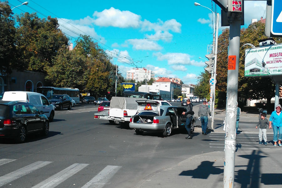 На перекрестке Советского проспекта и ул. Озерова столкнулись два автомобиля (фото)