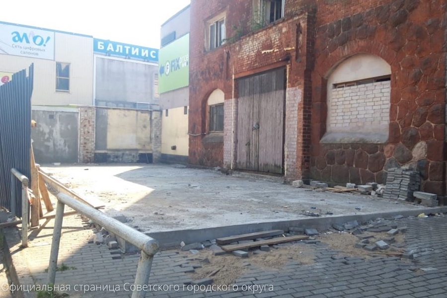 В Советске разобрали незаконную пристройку к старинной кирхе (фото)