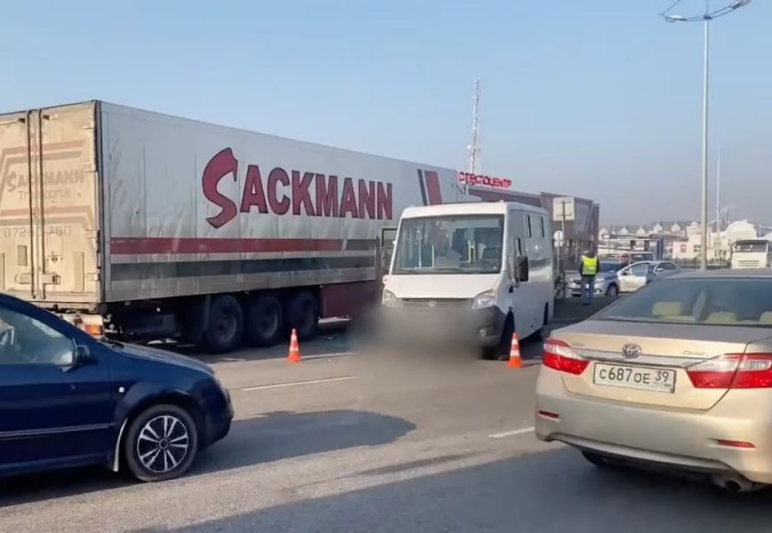 В Калининграде автобус столкнулся с фурой, пострадал пассажир (видео)