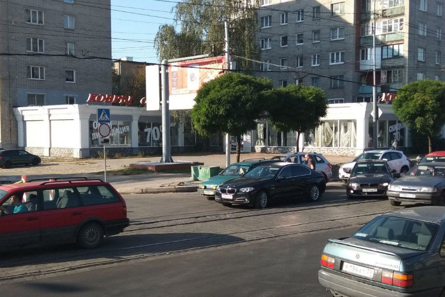 Ул. Черняховского заблокирована ДТП в сторону пл. Василевского (фото)