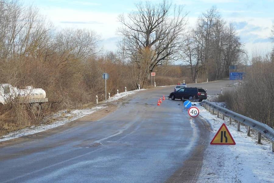 Под Гусевом грузовик вылетел в кювет в результате ДТП, пострадал водитель (фото)