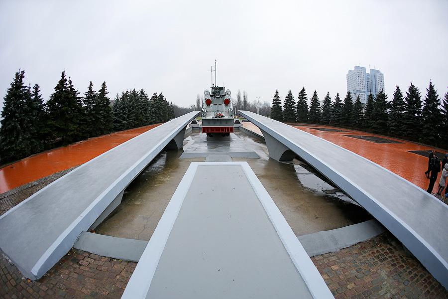 В грязь: Цуканов и Ярошук проверили Памятник балтийцам и набережную Трибуца