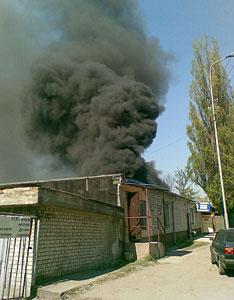 В центре Калининграда горит шиномонтажная мастерская
