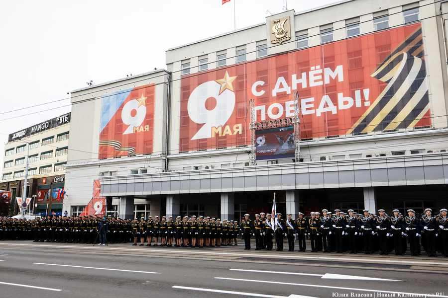 Под Знаменем Победы: в центре Калининграда прошел военный парад (фото)
