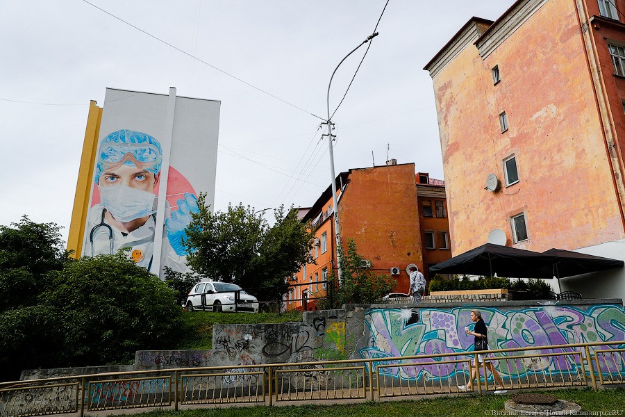 В Калининграде на фасаде девятиэтажки нарисовали врача в маске (фото)