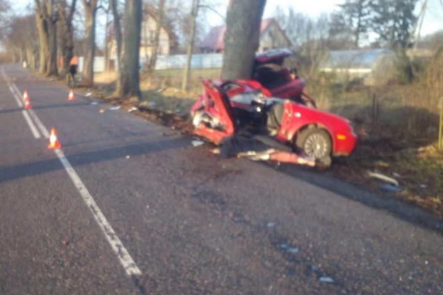 Спасатели деблокировали пострадавшего в ДТП под Полесском (фото)