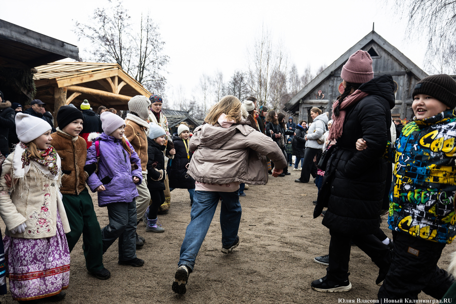 Блины, пляски и огонь: как отпраздновали Масленицу в поселении викингов «Кауп»