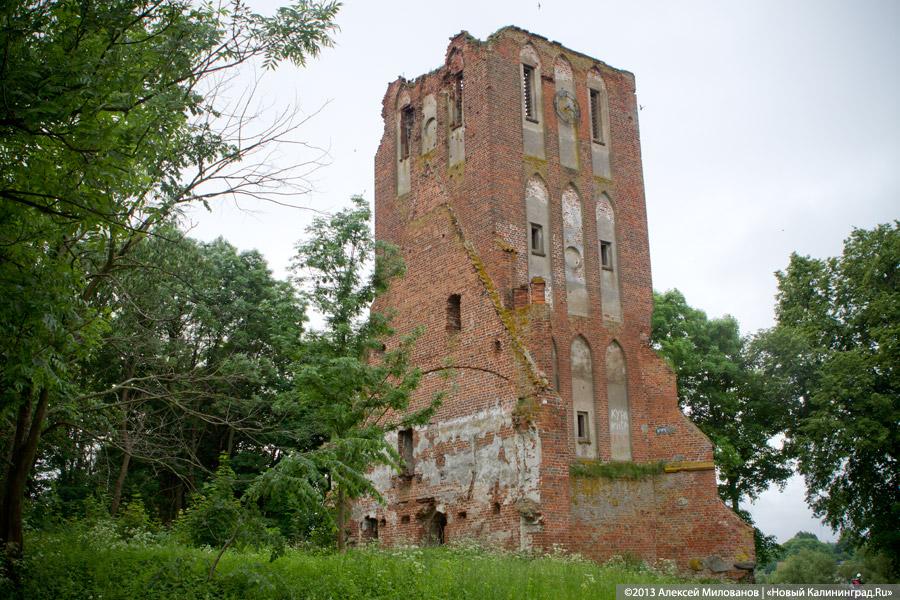 Часы и вороны: кирха в поселке Ушаково приходит в упадок