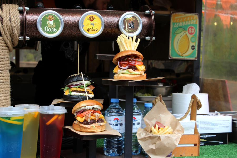 Ярмарка для метеоустойчивых: как прошло открытие гастрофестиваля на острове Канта (фото)