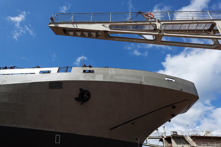 «Подарок ко Дню рождения»: фоторепортаж со спуска на воду БДК «Иван Грен»