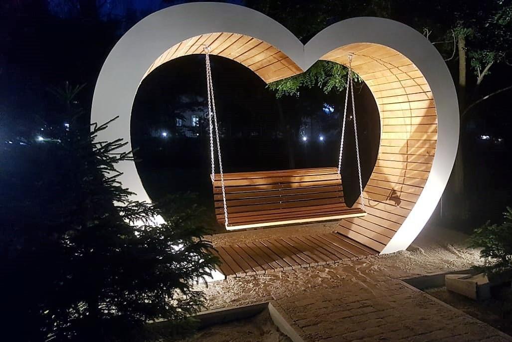 В Янтарном у ЗАГСа установили для молодоженов качели-сердце с подсветкой